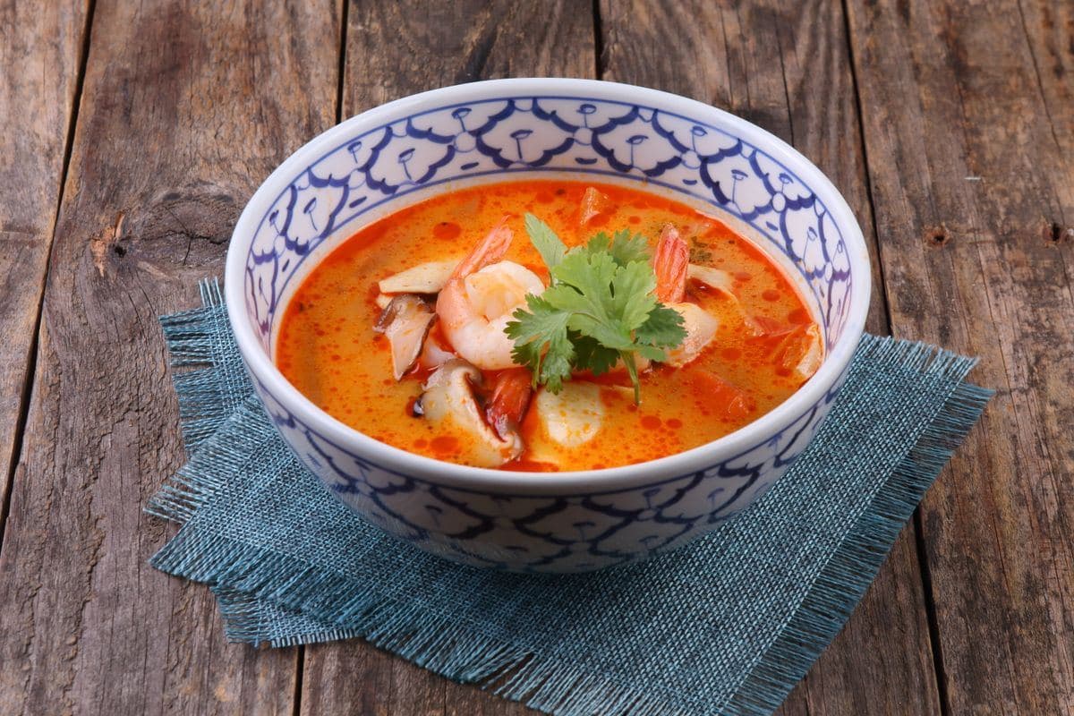 Scharf-saure Tom-Yam-Suppe in einer blauen Schale