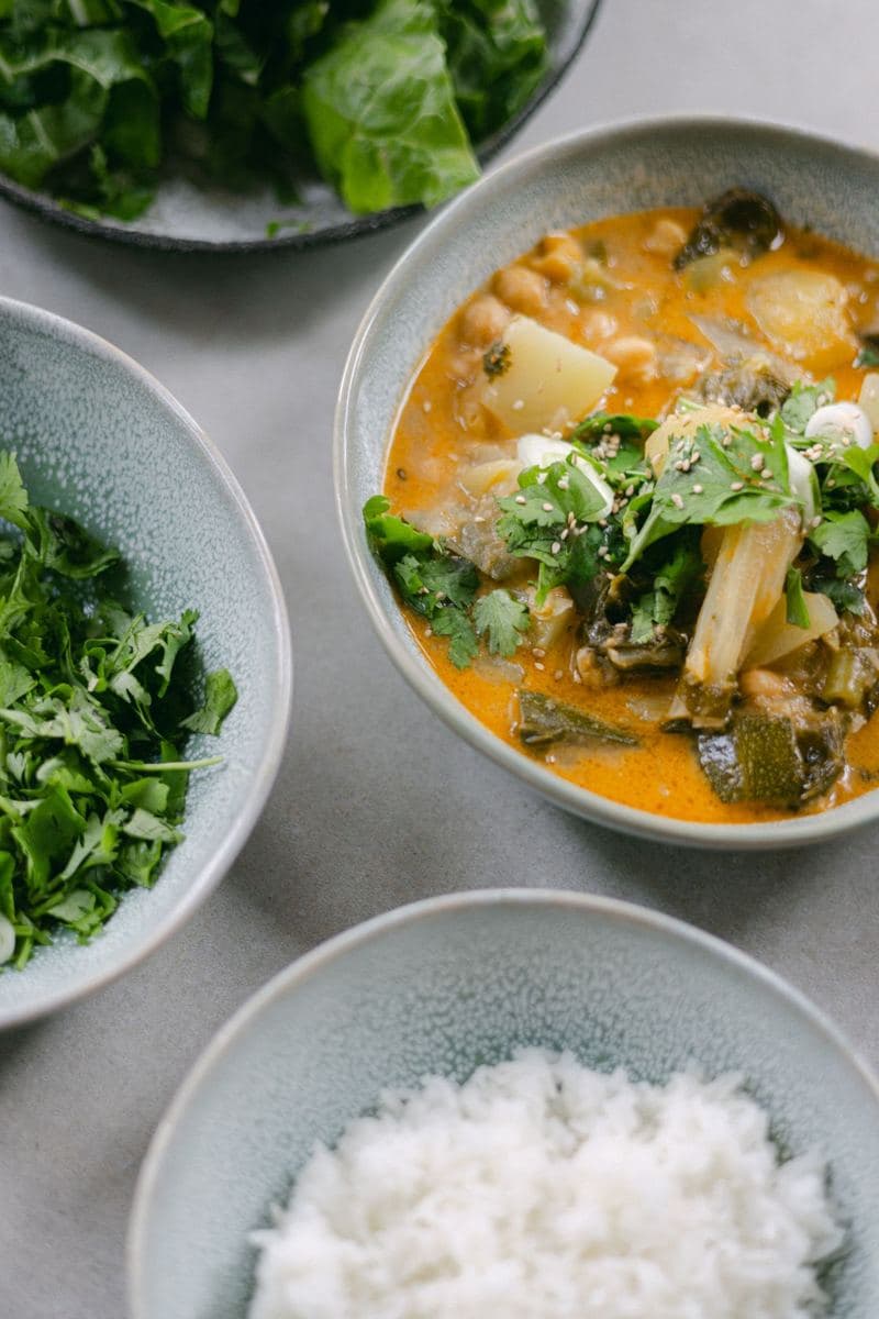 Grünes Curry mit Kokosmilch, dazu eine Schale Jasminreis